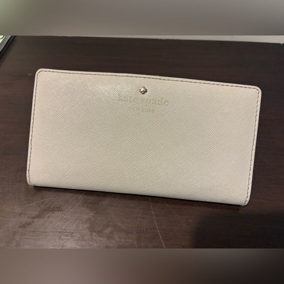 Kate Spade | Elegant Cream Wallet with Zipper Detail - Picture 4 of 4